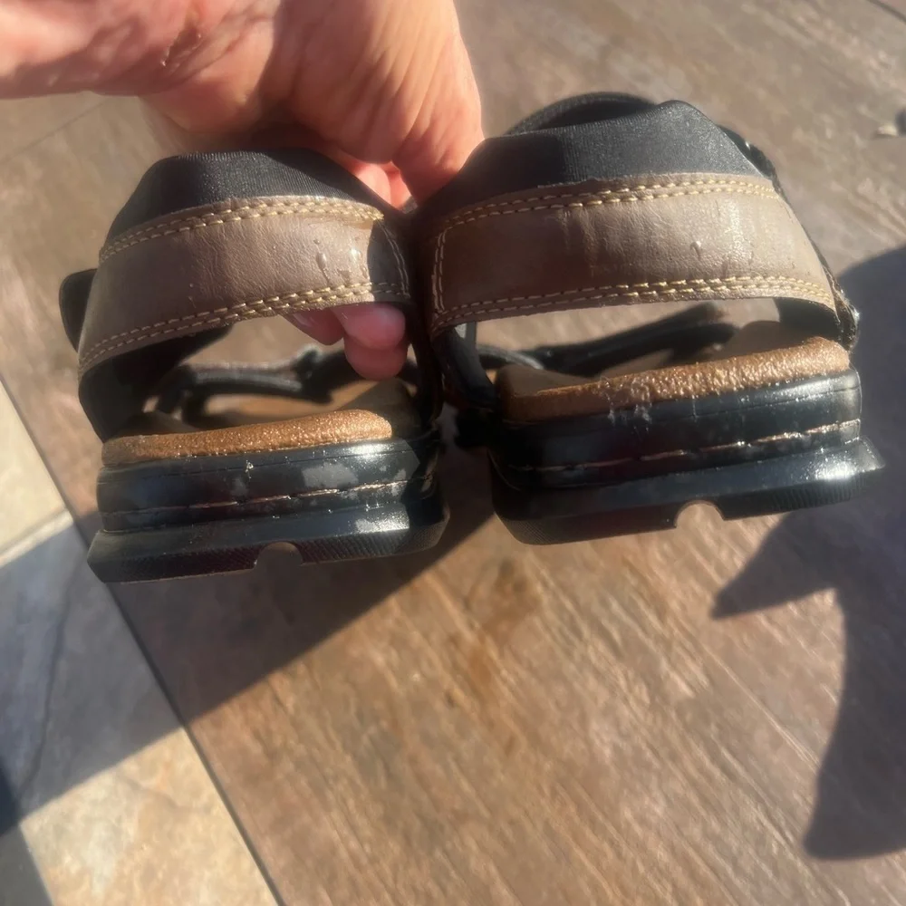 Izod men’s brown sandals, size 10 medium Velcro staps very good condition